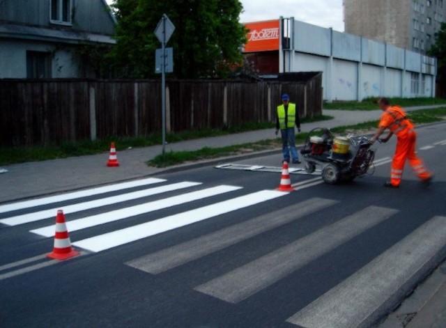 Drogowcy malowali w czwartek wieczorem elementy oznakowania poziomego jezdni na ulicy Szklanej.