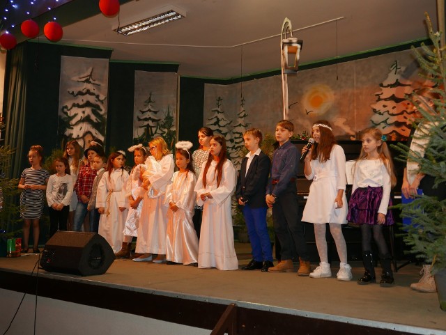 W sali  "Stodoła" w Gąsawie odbył się koncert świąteczny. Na scenie wystąpili dzieci i młodzież z kółek muzycznego oraz teatralnego. Fragment występu: 