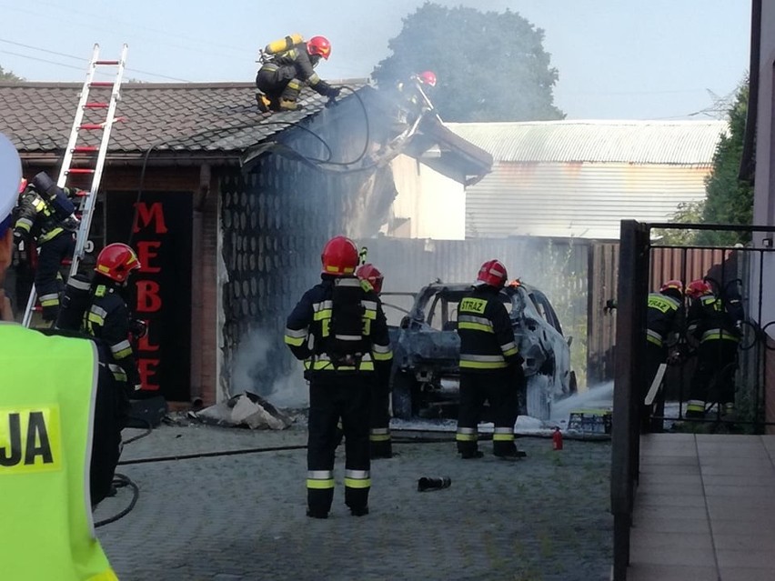 Pożar w Rzuchowie - strażacy gaszą budynek i samochód ZDJĘCIA
