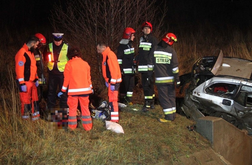 Dramatyczny wypadek na drodze krajowej numer 73 między Dąbrową a Wiśniówką koło Kielc! BMW wypadło z trasy. Kierowca nie żyje!