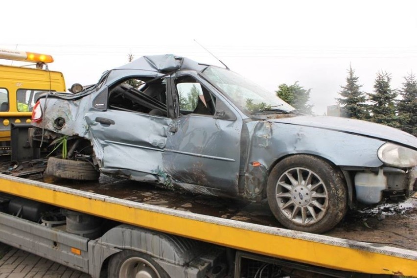 Wypadek w Opatówku: Samochód wjechał w ogrodzenie domu