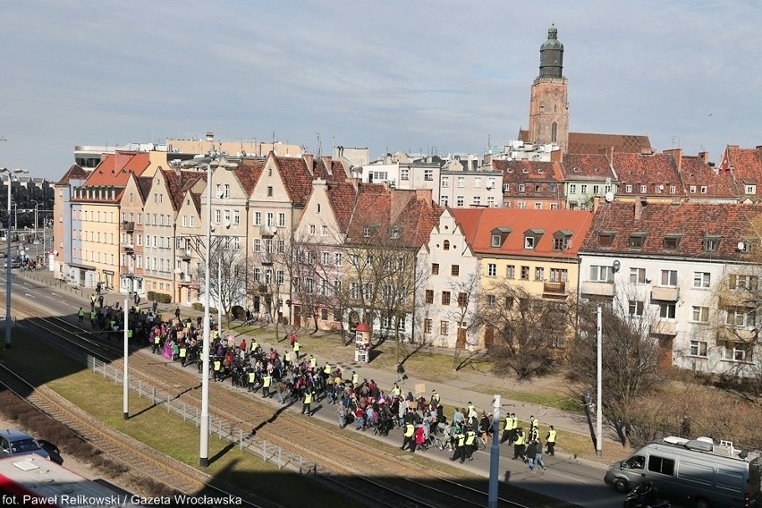 Manifa i antymanifa we Wrocławiu. Spokoju pilnowała policja (ZDJĘCIA)