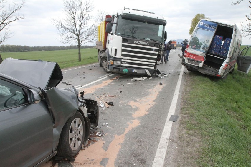 Karambol na drodze Wrocław - Świdnica. 9 osób rannych, w tym dwie ciężko