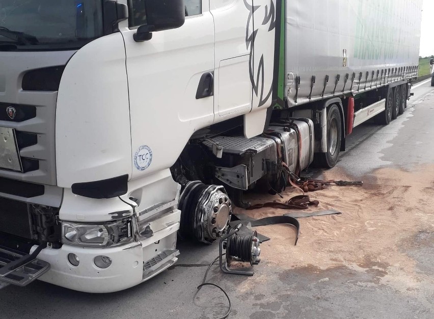 Ciężarówka blokuje przejazd autostradą A4