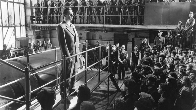 Słynną scenę przemówienia Oskara Schindlera nagrywano w Skarżysku - Kamiennej w 1993 roku. Zobacz więcej w dalszej części galerii >>>