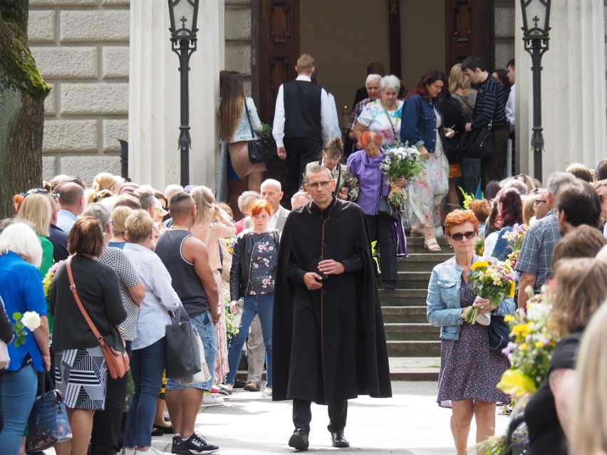 Pogrzeb świecki. Jak wygląda i czym różni się od religijnego? Ile świeckich pogrzebów jest w Polsce? Ich liczba stale rośnie