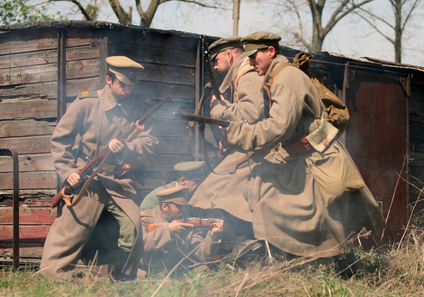 Atak na stację Rogów. Zdjęcia do filmu "Zanim opadły liście"