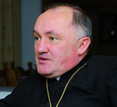 Czy ksiądz biskup Kazimierz Nycz przeprowadzi się do Warszawy, by tam zająć miejsce arcybiskupa Stanisława Wielgusa, którego ingres - przypomnijmy - nie doszedł do skutku? Tego nie wiemy, a ksiądz nie chce tej sprawy komentować.