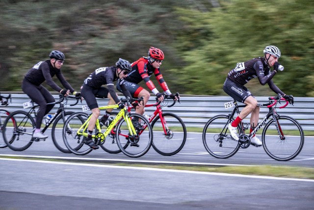 Na drogach  obowiązują jasne, prawem określone reguły. Ta pierwsza mówi o tym, że jeśli ścieżka rowerowa prowadzi równolegle do drogi, cyklista jest zobowiązany do jazdy właśnie nią