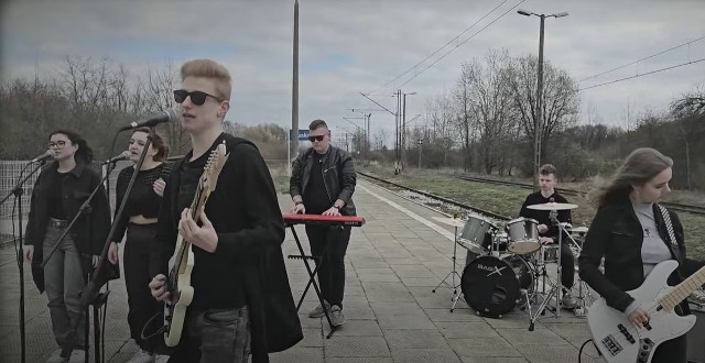 Zespół Zepsuł z Buska-Zdroju na planie teledysku do utworu "Peron".