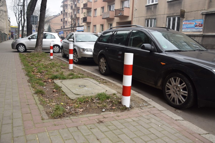 Tarnów. Miasto wypowiada wojnę parkowaniu na dziko i ustawia przy ulicach metalowe słupki 
