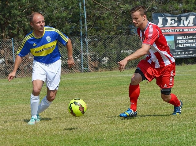 Rafał Tomaszewski (z lewej) w walce o piłkę z Bartłomiejem Gwiaździńskim.