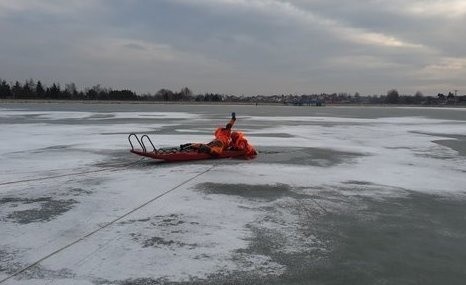 Strażacy na lodzie. Zimowe ćwiczenia na kazimierskim zbiorniku na Małoszówce [ZDJĘCIA]