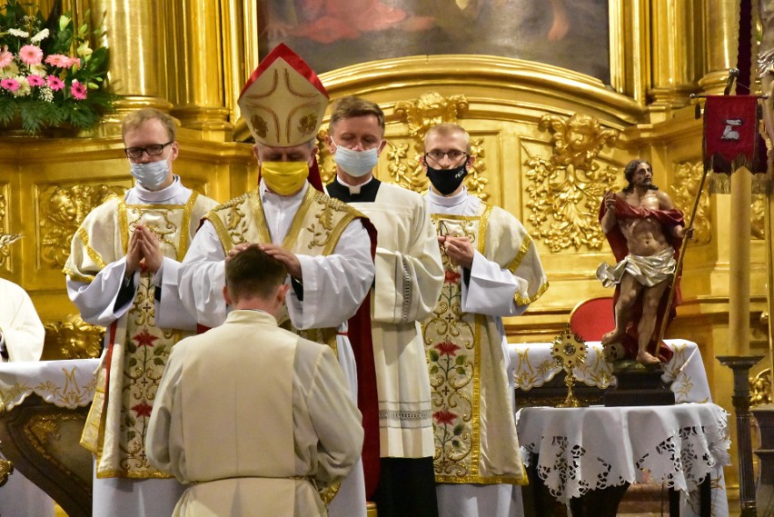 Diecezja kielecka ma trzech nowych diakonów. Uroczystej mszy świętej przewodniczył biskup Jan Piotrowski [ZDJĘCIA, WIDEO]