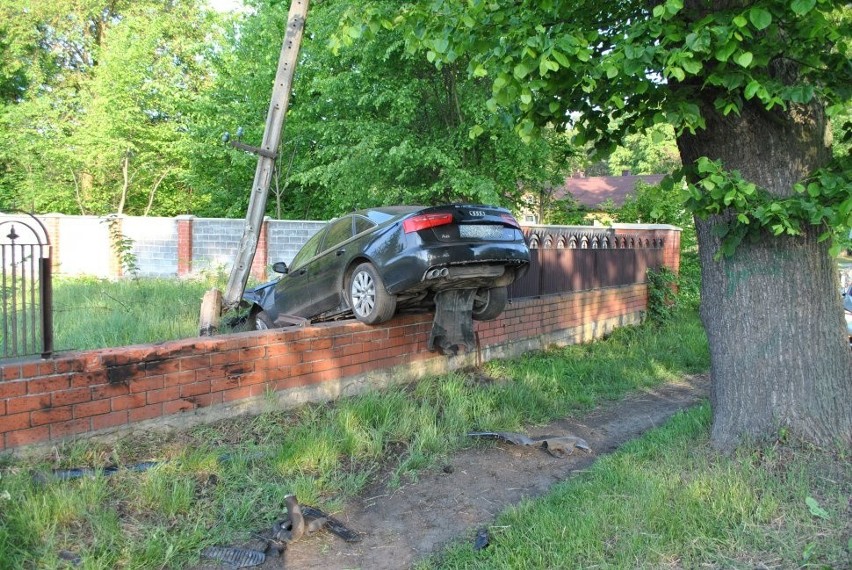 Myszków: Pijany 17-latek zabrał audi ojcu. Skończył jazdę na ogrodzeniu [ZDJĘCIA]