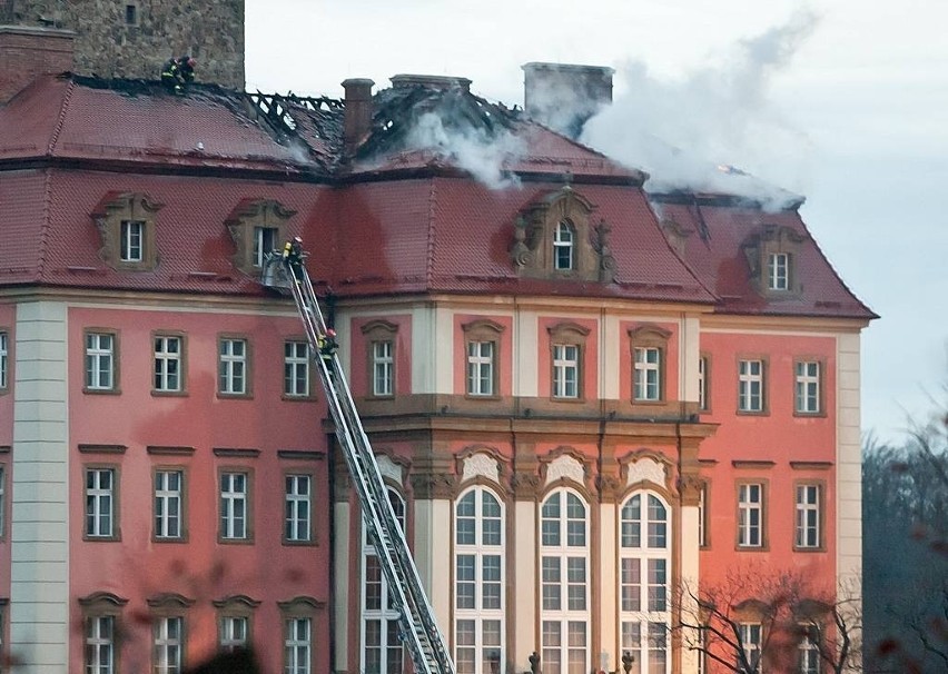 Pożar zamku Książ w Wałbrzychu. Potężne straty. Zawinili robotnicy? (FILMY I ZDJĘCIA)