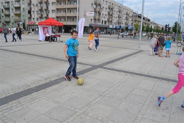 Najmłodsi na Placu Biegańskiego mogą pograć w siatkówkę i...