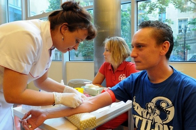 Przemysław Krych oddaje krew podczas wrześniowej akcji. Pobiera ją Jadwiga Warzocha. Obok ratownicza medyczna Katarzyna Durka - czeka na kolejną osobę, której trzeba będzie pobrać krew.