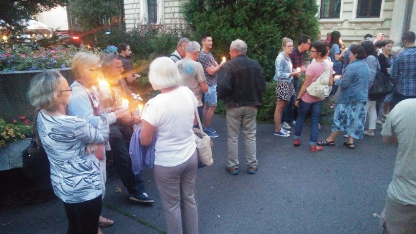 Około 100 osób wzięło udział w piątkowej pikiecie przed...