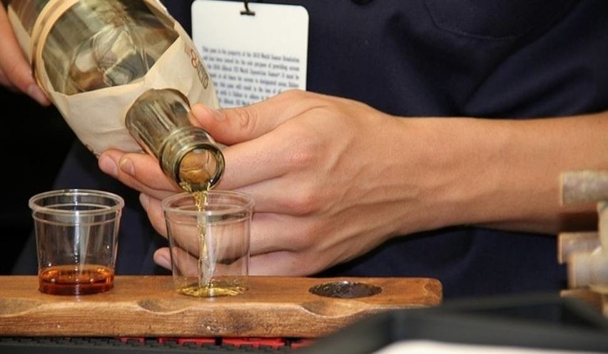 Najdroższe butelki warte są miliony złotych. To możliwe, że w ciągu dekady whisky drożała o 500 procent? 