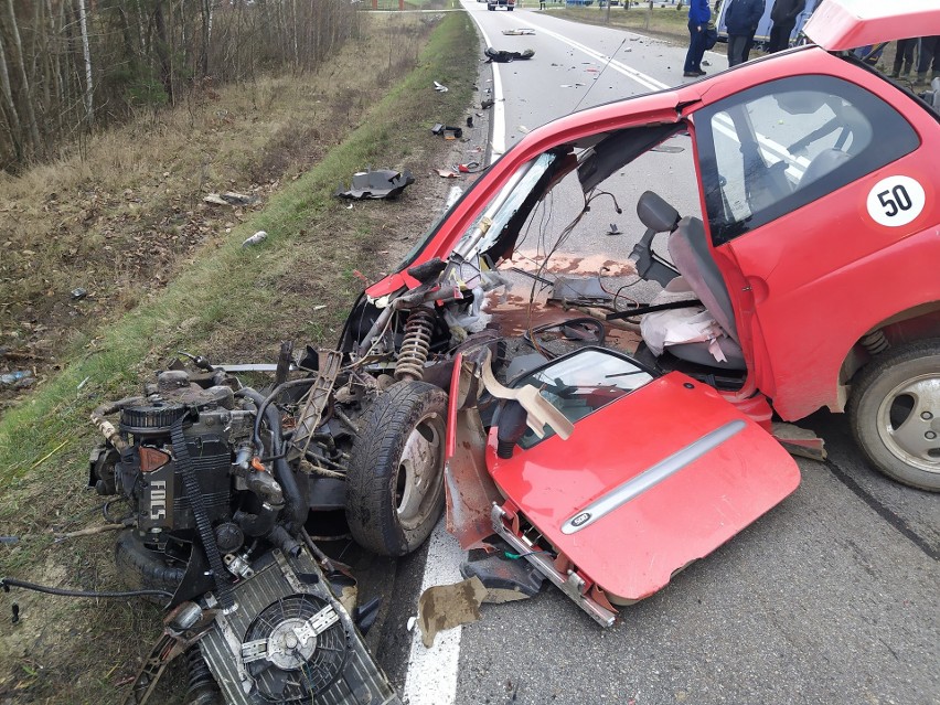 Wypadek w miejscowości Koce Basie. Osobówka zderzyła się z ciężarówką. Kierowca oszukał przeznaczenie [ZDJĘCIA]