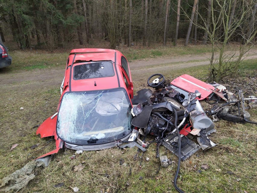 Wypadek w miejscowości Koce Basie. Osobówka zderzyła się z ciężarówką. Kierowca oszukał przeznaczenie [ZDJĘCIA]