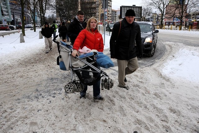 Śnieg zalega na ulicach i chodnikach od ponad miesiąca. Na poprawę warunków niestety liczyć nie można.