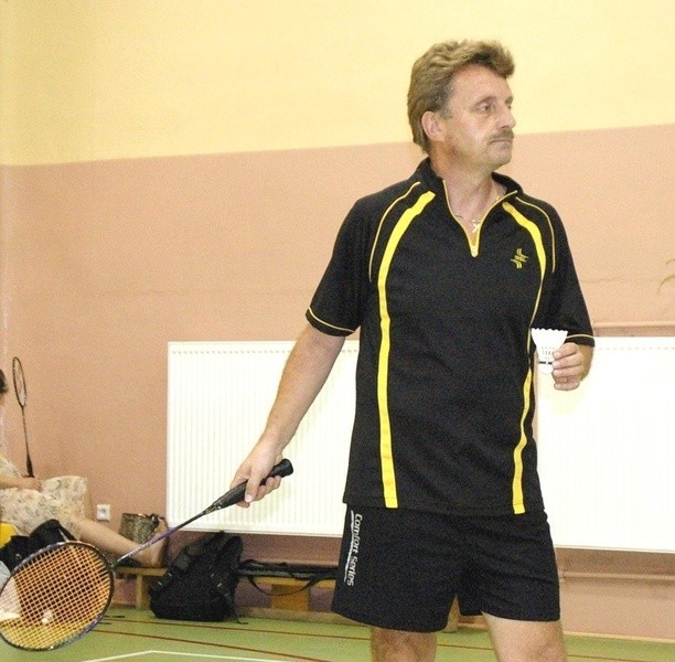 Trener badmintonistów Stali Nowa Dęba, Adam Bunio, nie tylko szkoli swoich podopiecznych, ale sam jest niepokonany w rozgrywkach amatorów.
