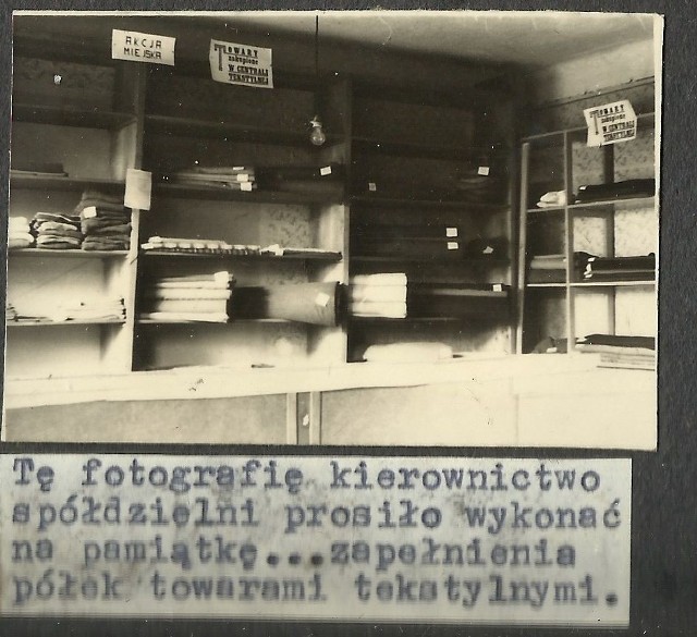 Wnętrze sklepu Spółdzielni „Oszczędność” w Skarżysku-Kamiennej, 1947 r. Ze zbiorów Mesko S.A. w Skarżysku-Kamiennej.
