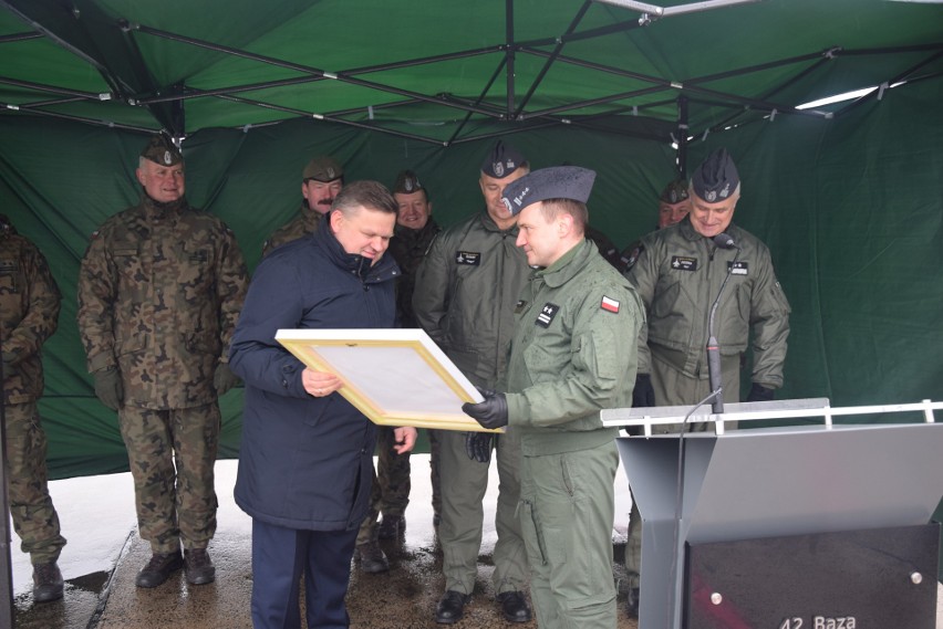 Na lotnisku pilotów powitał wiceminister Wojciech...