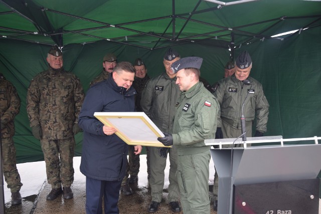 Na lotnisku pilotów powitał wiceminister Wojciech Skurkiewicz. Dodatkowo nie zabrakło saluta wodnego i zbiórki. Zobaczcie zdjęcia na kolejnych slajdach.