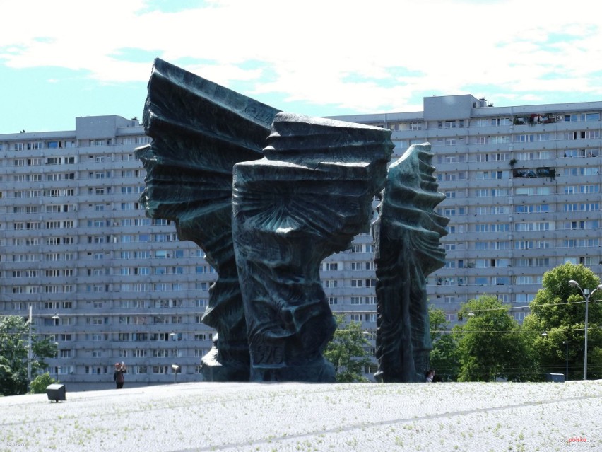 Pomnik stoi w Alei Wojciecha Korfantego. Został wzniesiony w...
