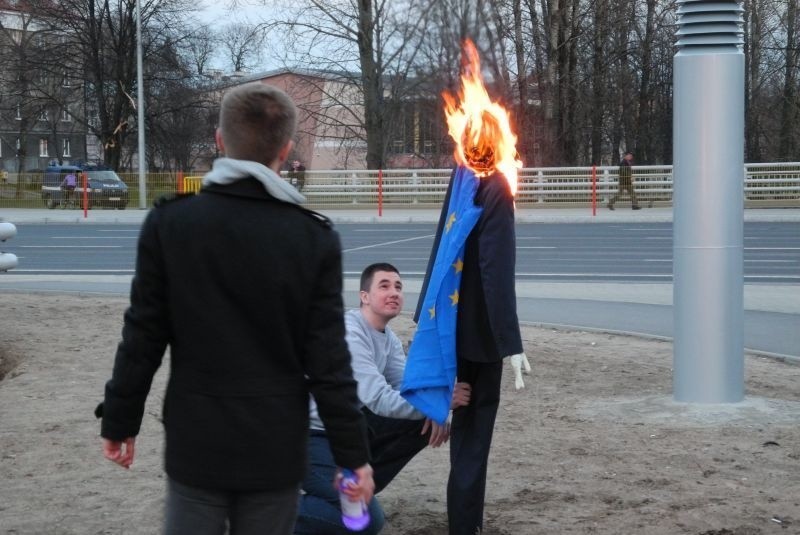 Młodzież Wszechpolska. Młodzi ludzie spalili w centrum kukłę ministra Sikorskiego (wideo, zdjęcia)