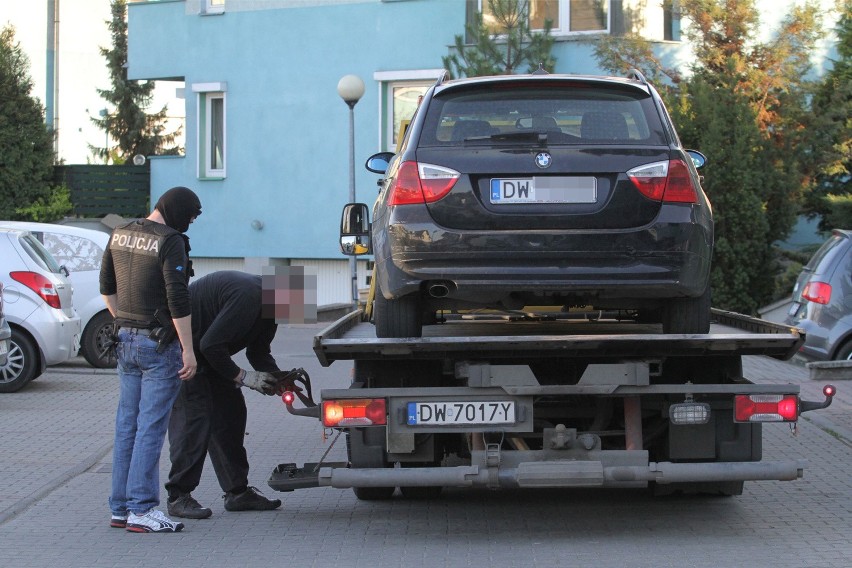 Policjanci zabezpieczyli również samochód marki BMW, którym...