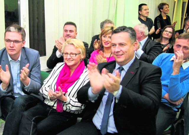 Ludowcy zadowoleni z przekroczenia progu wyborczego, ale nie z wyniku - liczyli na więcej. Od lewej marszałek województwa Adam Jarubas,wiceminister obrony narodowej Beata Oczkowicz, radny wojewódzki Grzegorz Gałuszka,radny Kielc Dawid Kędziora.