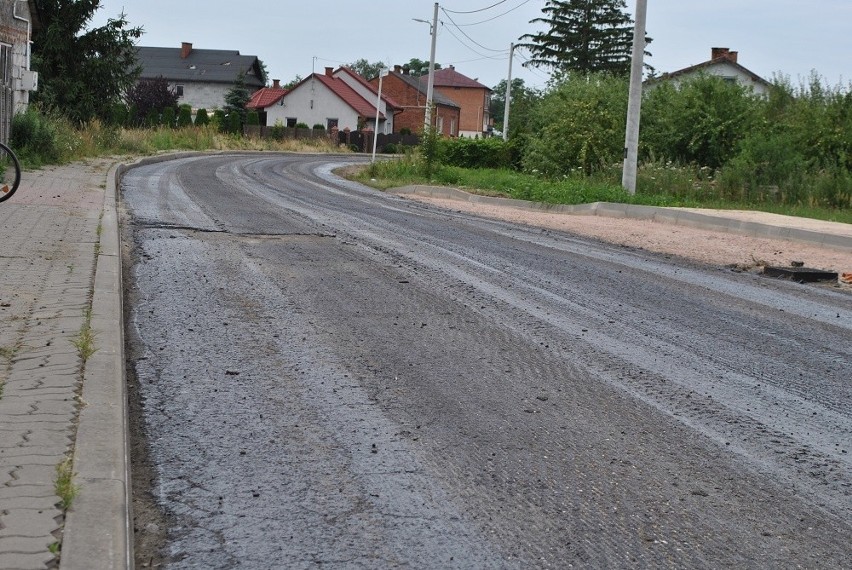 Gmina Białobrzegi. Drogowcy kładą asfalt na drodze powiatowej między Mikówką a Brzeską Wolą