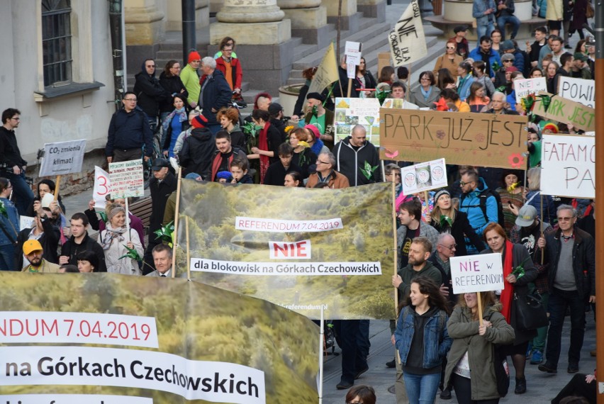 "Przeciwko betonowaniu zielonych płuc Lublina". Marsz w obronie górek czechowskich (ZDJĘCIA)