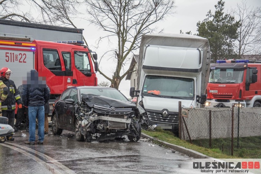 Wypadek na drodze wojewódzkiej łączącej Oleśnicę z S8