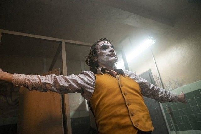 "Joker"Arthur Fleck (Joaquin Phoenix), były pacjent szpitala psychiatrycznego, pracuje jako klaun. Jest to samotny człowiek, któremu chorobliwe i niepohamowane napady śmiechu utrudniają kontakt z ludźmi. Wieczory spędza w domu, opiekując się swoją chorą matką.media-press.tv