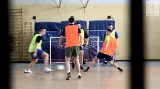 Piłkarze Pogoni Szczecin zagrali mecz w... więzieniu [wideo]