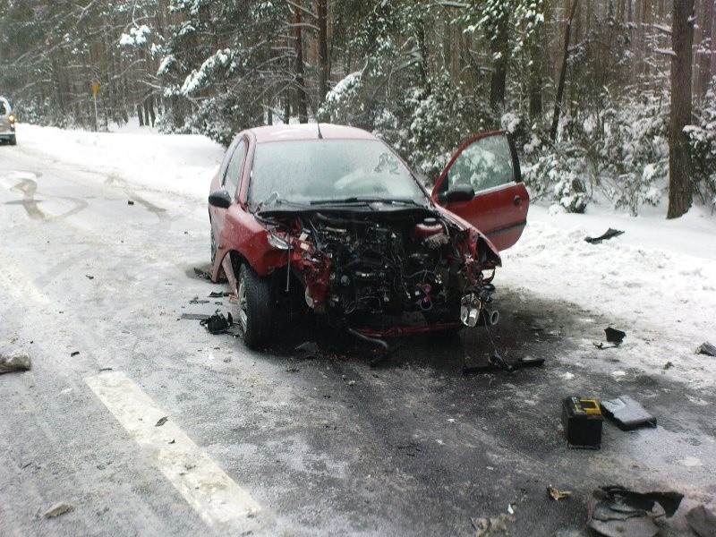 Czołowe zderzenie toyoty z peugeotem. Dwie kobiety odwieziono do szpitala (zdjęcia)