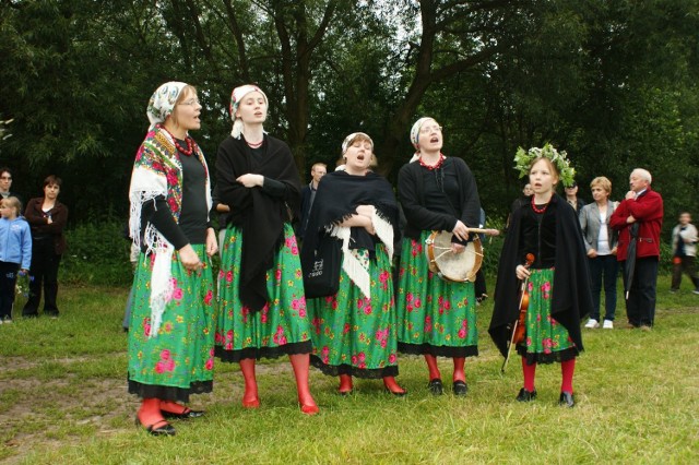 Koło Gospodyń Miejskich, jak mówi o sobie grupa śpiewaczek z Warszawskiego Stowarzyszenia na Rzecz Kultury Tradycyjnej "Dom Tańca&#8221;, zaprezentowało pieśni sobótkowe.