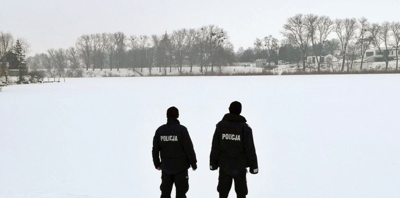 Policja apeluje! Przy obecnych zmiennych warunkach pogodowych poruszanie się po lodzie może okazać się bardzo ryzykowne