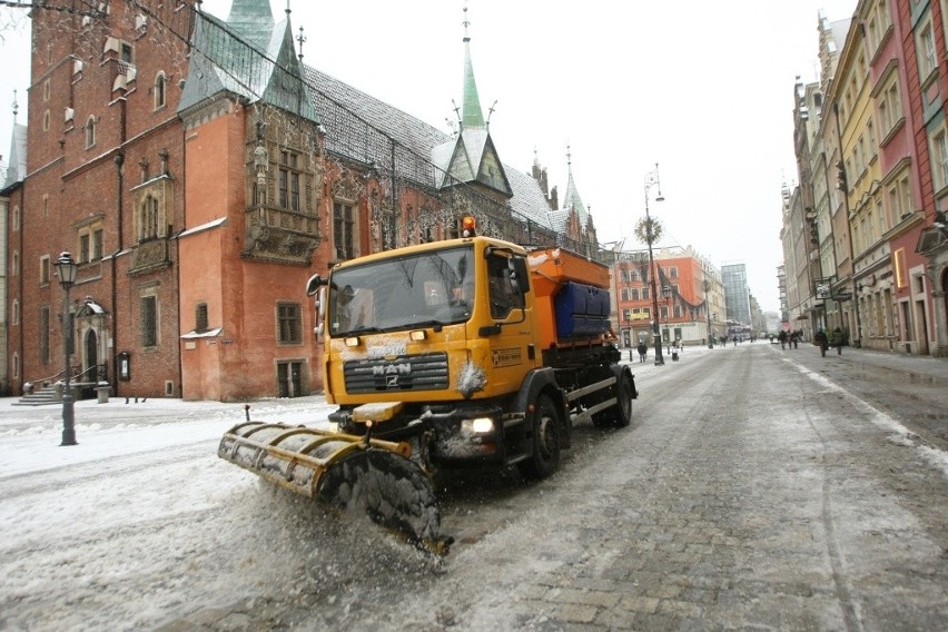 Atak zimy we Wrocławiu. W poniedziałek sypnęło śniegiem (ZDJĘCIA, ODŚNIEŻANIE ULIC, PROGNOZA)