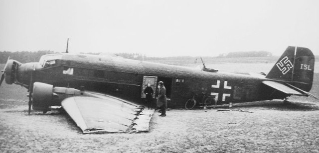 Żołnierze Wojska Polskiego przy samolocie transportowym Ju-52, który został zdobyty po awaryjnym lądowaniu pod Charzynem, 10 marca 1945 r.