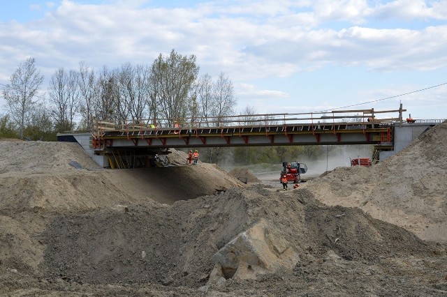 Budowa wiaduktu nad przyszłą obwodnicą w ciągu ulicy Czarnieckiego