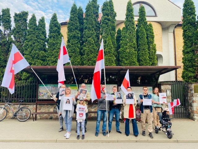 W różnych częściach świata społeczność białoruska okazuje wsparcie pracownikom TUT.By. Niewielka manifestacja odbyła się m. in. przed konsulatem w Białystoku