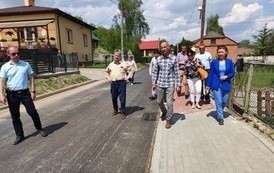 Po latach oczekiwań posesje mieszkańców przy ulicy Ogrodowej w Dwikozach nie będą już podtapiane. Zakończył się długo wyczekiwany remont drogi, w ramach którego udrożniono kanalizację deszczową na tej ulicy.