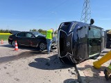 Wypadek w Świdniku przy zjeździe na Lublin. Lexus wylądował na boku