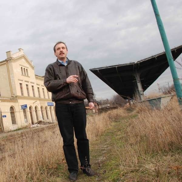 - Gdy spojrzę na nasz dworzec, chce mi się płakać - mówi Piotr Kopczyk, ostatni zawiadowca stacji Głubczyce.